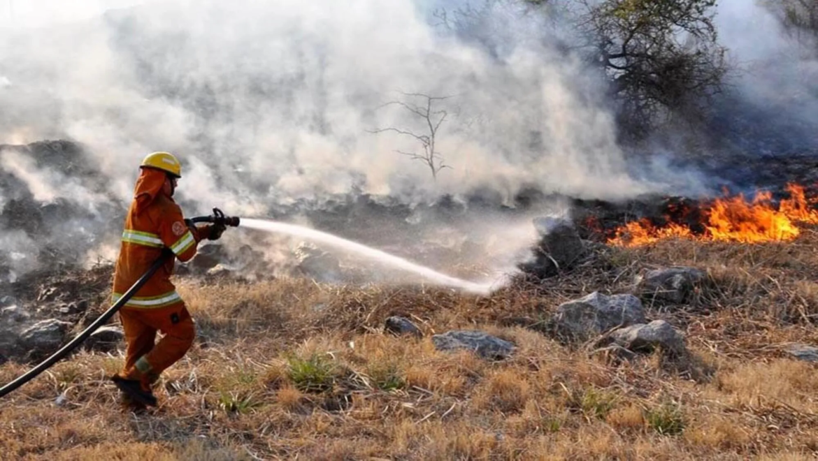 En Córdoba queda un solo foco activo de incendio forestal en las sierras de La Falda