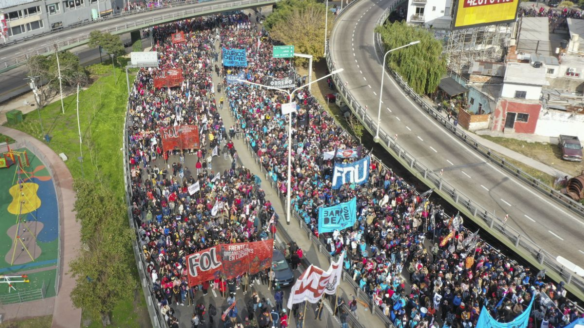El Frente de Lucha Piquetero corta el Puente Pueyrredón y se moviliza a Desarrollo Social