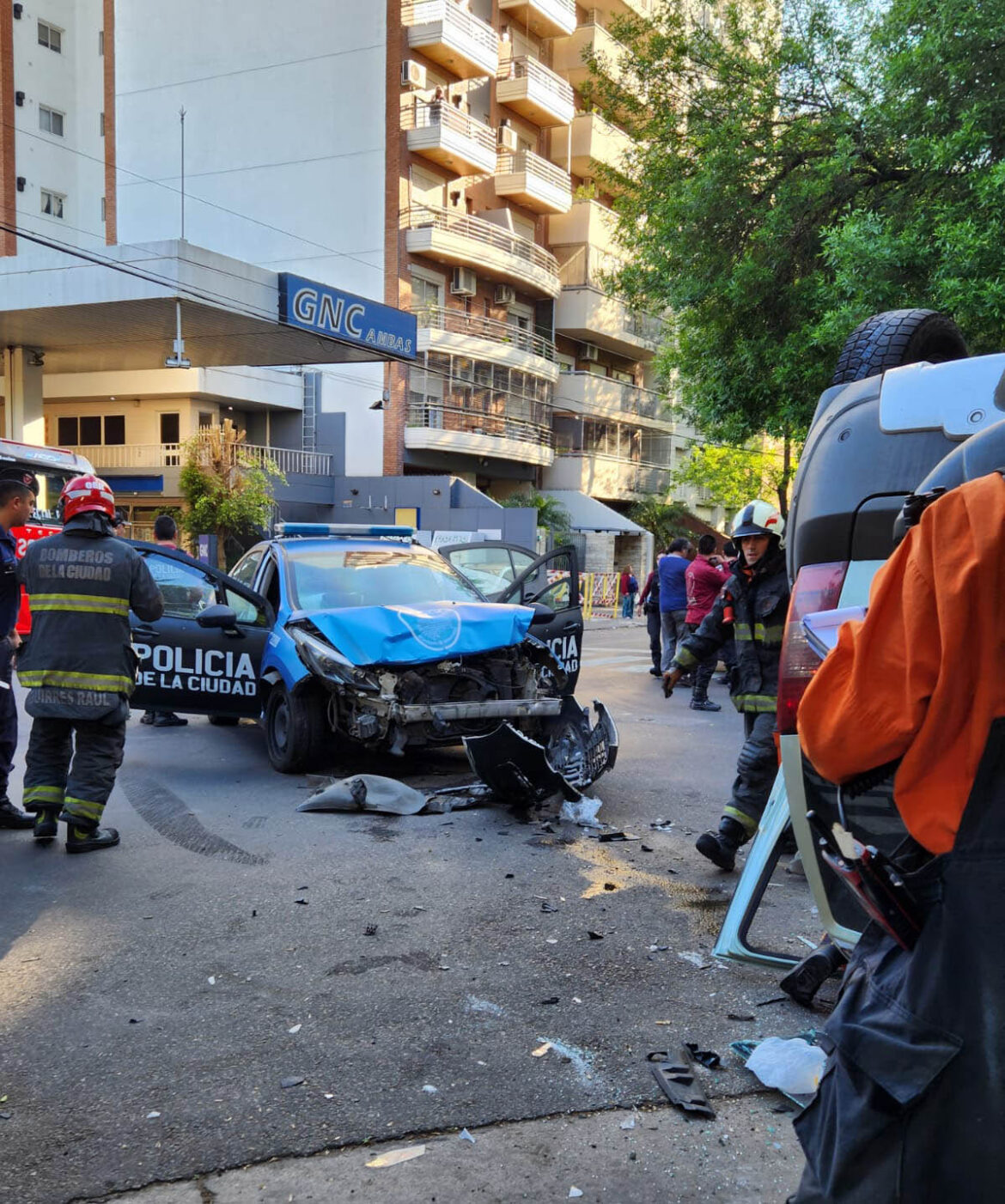Un choque entre un patrullero y un auto particular en Núñez provoca cinco heridos