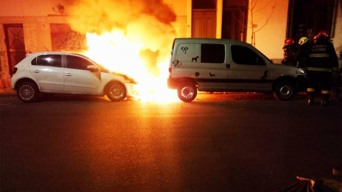 Apresan a quemacoches que prendió fuego cinco autos y siete contendores en Palermo