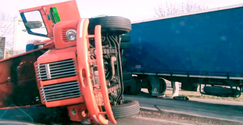 Volcó un camión con carne en la autopista Ezeiza-Cañuelas y su conductor resultó herido