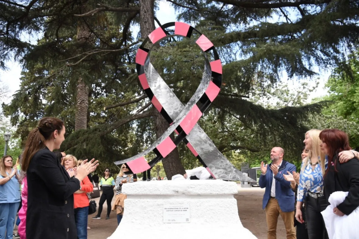 La Plata: En el Día de Lucha contra el Cáncer de Mama, inauguraron un monumento al lazo rosa hecho por artistas platenses