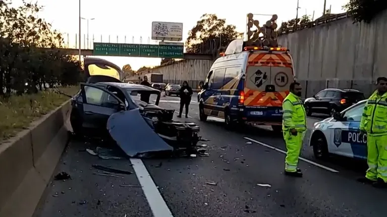 Un muerto y dos heridos al chocar dos autos en el Acceso Oeste, en Haedo