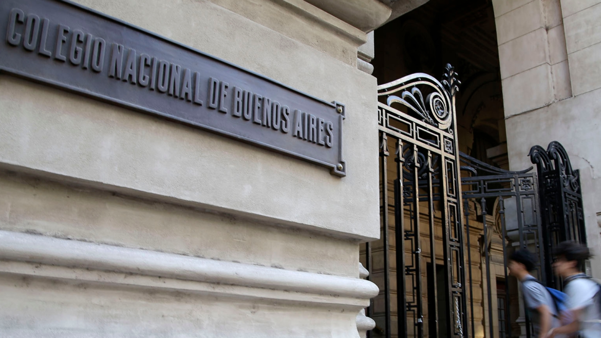 Alumnos del Nacional Buenos Aires toman el edificio en rechazo a la continuidad de la rectora