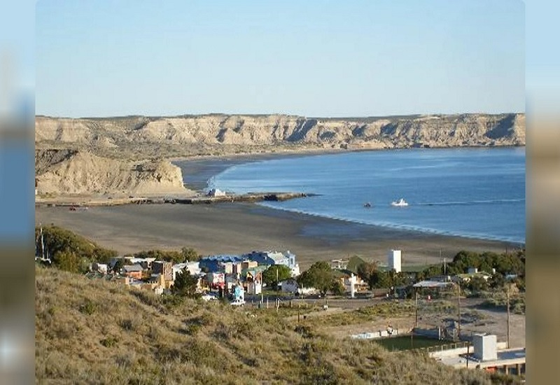 Pese a la marea roja, autoridades confirman que el agua de Puerto Pirámides es apta para el consumo