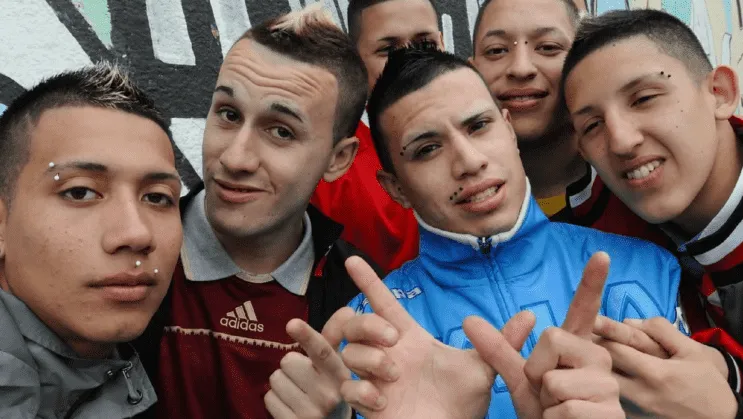 El cantante de los Wachiturros se cayó del escenario y ahora pelea por su vida