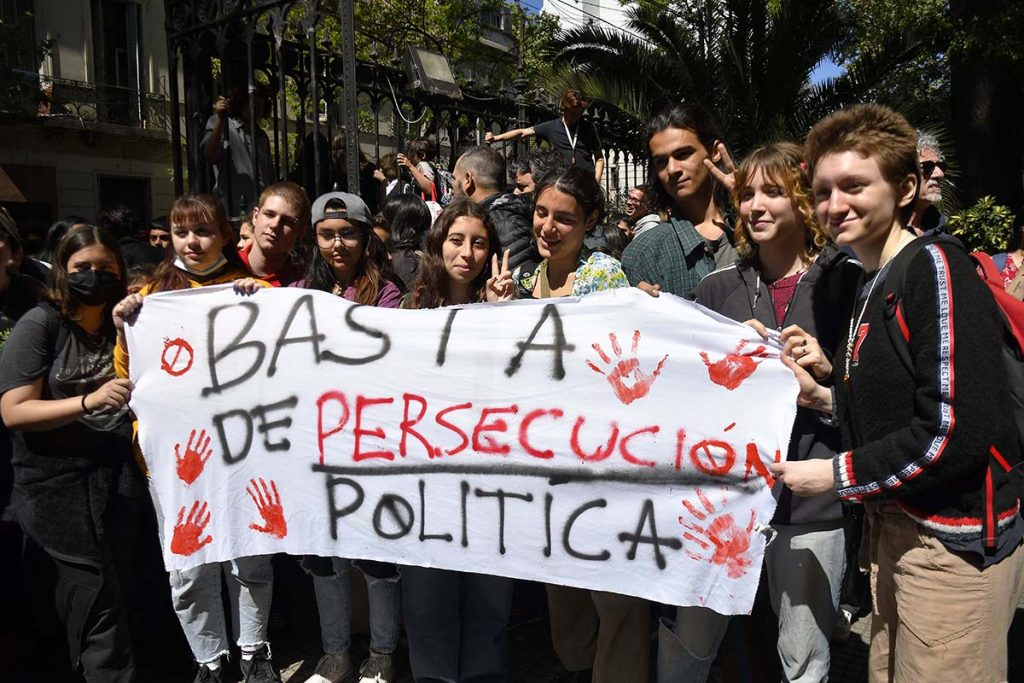 Estudiantes marchan por la educación pública y mantienen tomas en cinco escuelas porteñas
