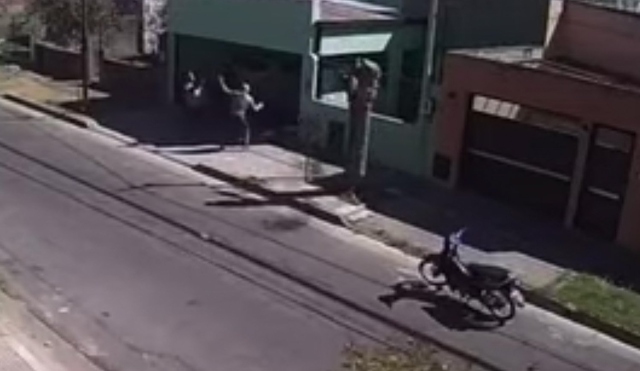 Un conocido ladrón de Ringuelet sigue haciendo de las suyas mientras la policía lo ve pasar