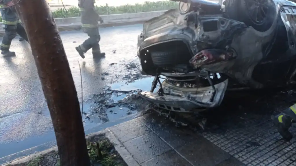 Una joven resultó herida al chocar un auto contra el cantero del Metrobús en Villa General Mitre