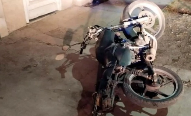 Motochorros intentaron robar a un policía de la Bonaerense, se resistió y mató a uno de ellos