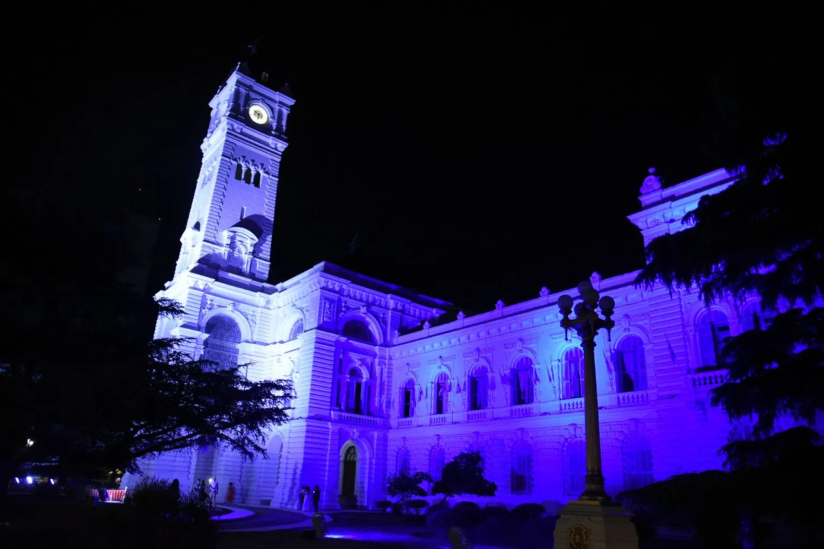 La Plata: El Palacio Municipal se iluminó de azul para concientizar sobre la diabetes