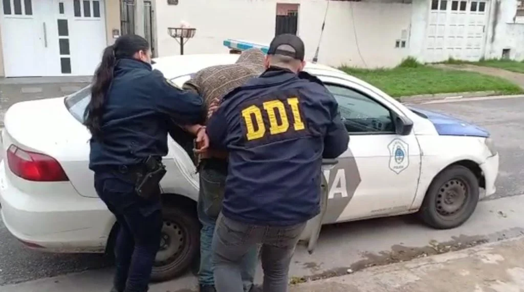 Detienen a hombre acusado de abusar sexualmente a sus tres hijos menores