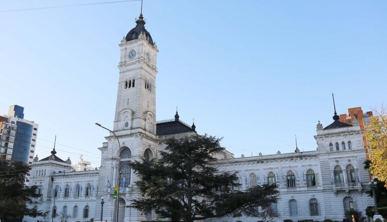 LA PLATA: GARRO ACORDÓ AUMENTO DEL 15% PARA LOS MUNICIPALES Y UN BONO DE $40 MIL