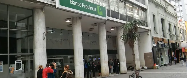 Roban un millón y medio de pesos a un médico tras seguirlo en moto y golpearlo al salir del banco