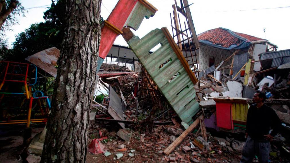 Sube a 318 la cantidad de fallecidos por el sismo en Indonesia