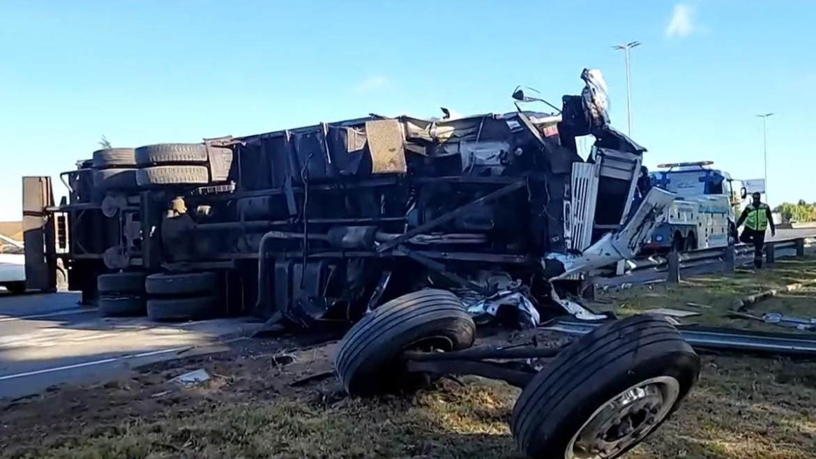 Un camión cargado con carne volcó en la autopista Riccheri y hay demoras en dirección a CABA