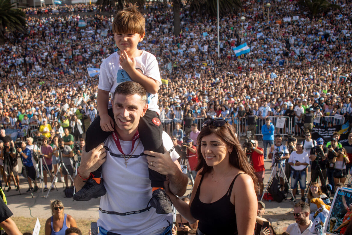 «Dibu» Martìnez jugó de local en Mar del Plata, donde fue recibido por una multitud