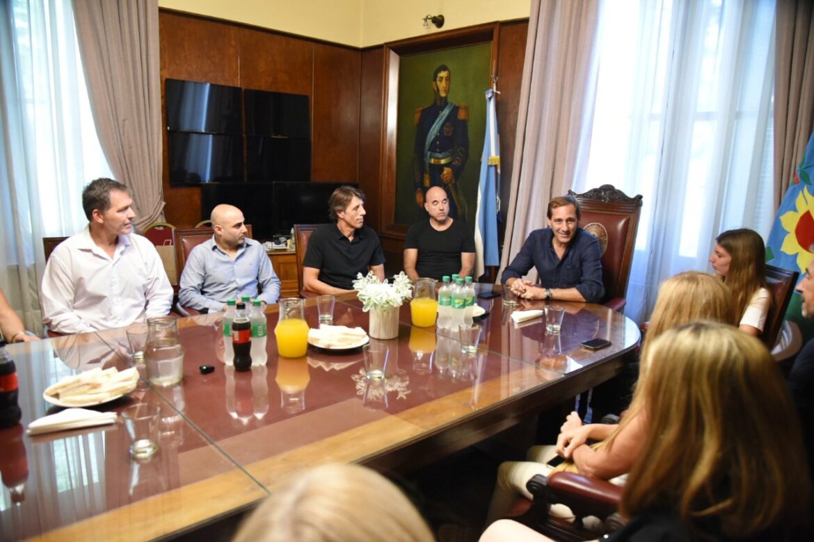 GARRO ENTREGÓ LA DISTINCIÓN DE CIUDADANOS ILUSTRES A LOS PLATENSES CAMPEONES DEL MUNDO