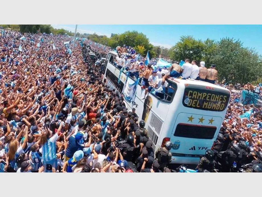 Cuatro millones de personas en histórica e imponente demostración de agradecimiento a la selección