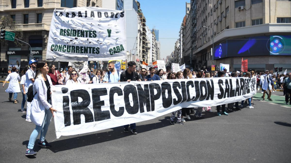 Enfermeros se movilizan al Ministerio de Salud porteño en el segundo día de paro