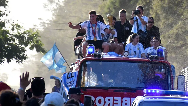 Calchín rendido a los pies del campeón mundial Julián Álvarez en su llegada al pueblo