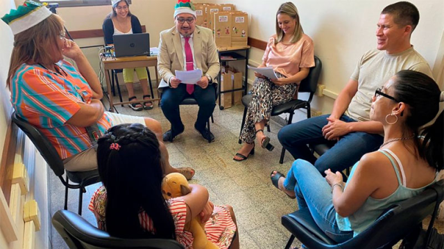 Un juez se disfrazó y le leyó un cuento a una niña para anunciarle que fue adoptada