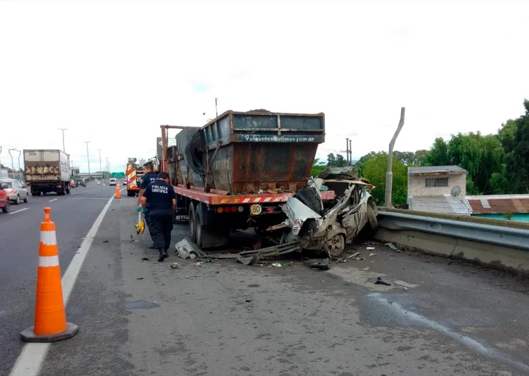 Un hombre murió tras chocar su vehículo con la parte trasera de un camión de volquetes