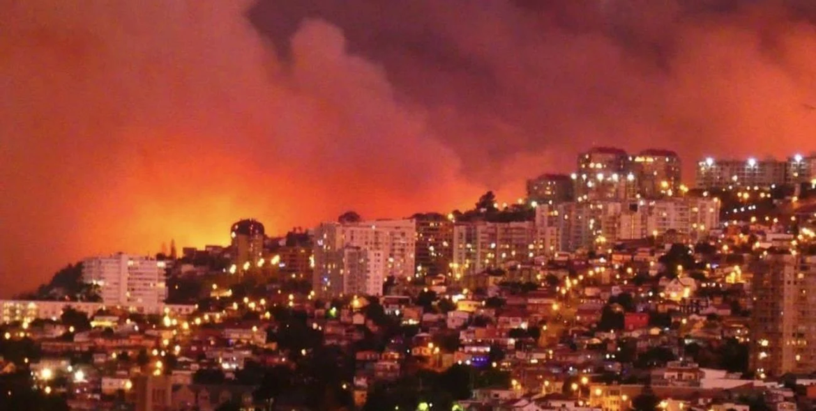 Dos muertos y 400 viviendas afectadas por un incendio en Viña del Mar