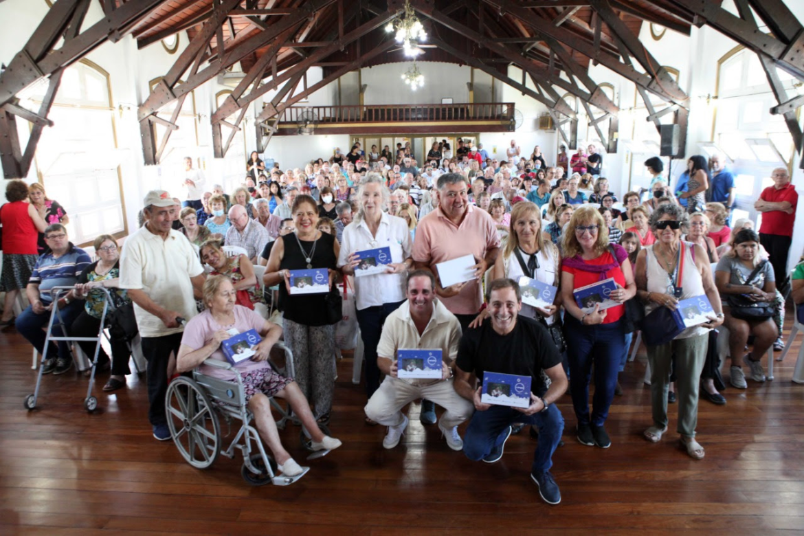 La Plata: Garro entregó tablets para jubilados y ya son 500 los dispositivos otorgados en el 2022
