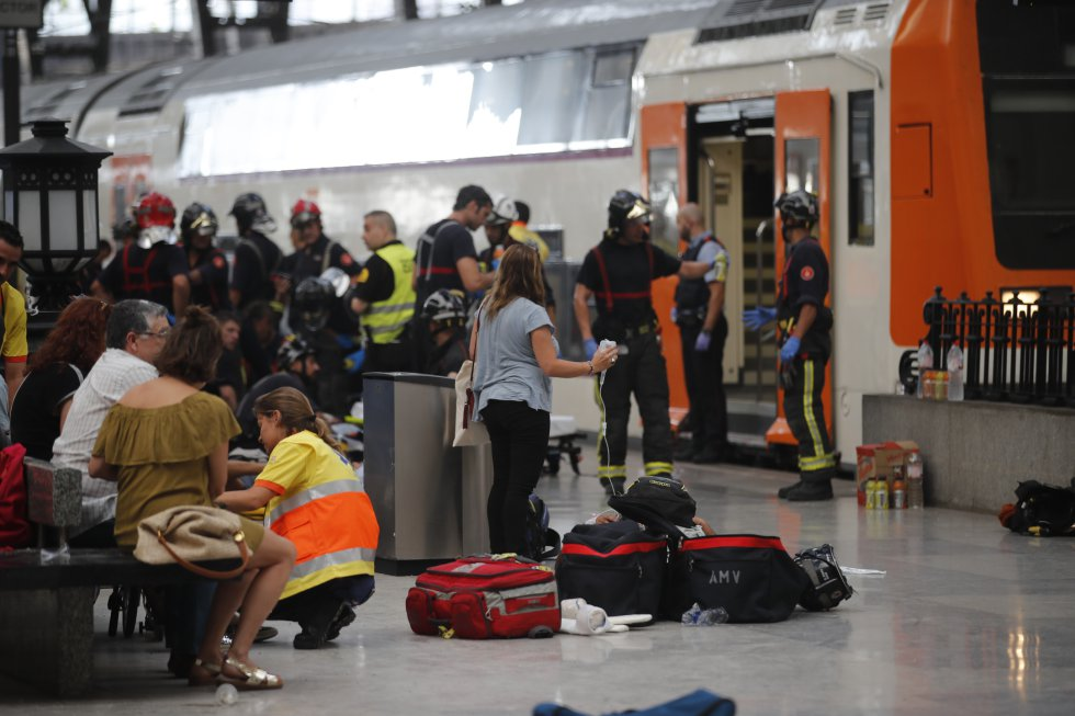 Chocan dos trenes en cercanías de Barcelona y provocan al menos 155 heridos
