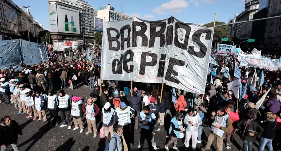 Organizaciones sociales protestan frente a las puertas de supermercados