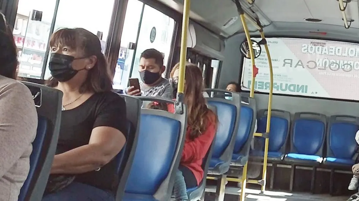 Ante la suba de casos, Salud volvió a recomendar el tapaboca en espacios cerrados y en el transporte
