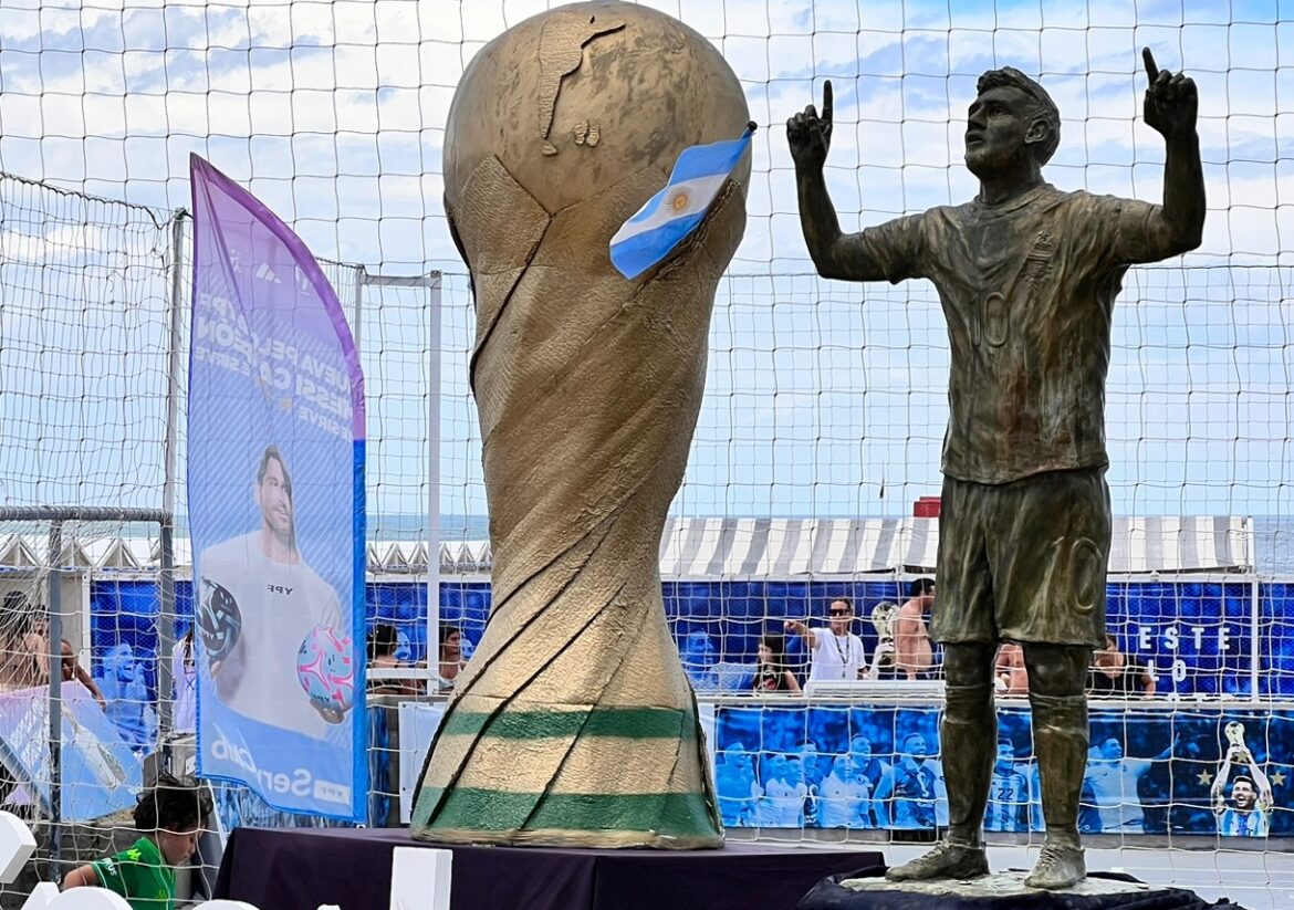 Mar del Plata: Se exhibe en Punta Mogotes la primera estatua de Lionel Messi en el mundo