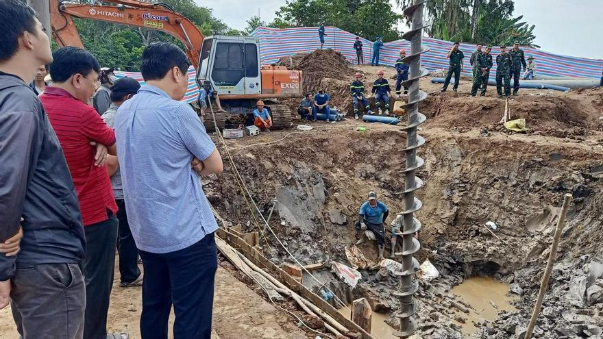 Tratan de salvar a un niño que cayó a un pozo de 35 metros en Vietnam