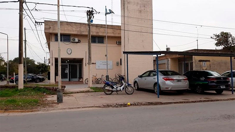 Encuentran una mujer policía muerta en su departamento en medio de un charco de sangre