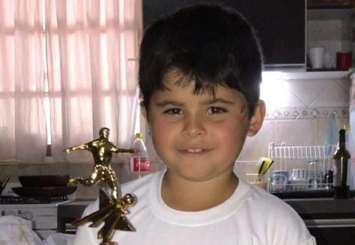 Estaba bajo la guarda de su abuelo y se lo llevaron sus padres, ambos con orden de captura