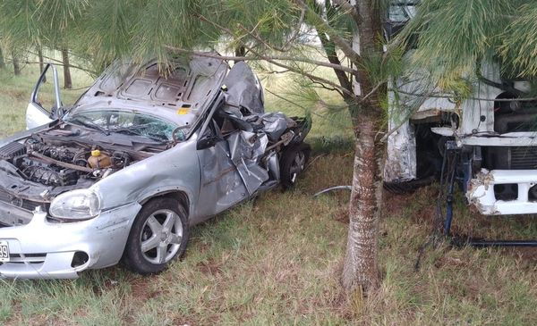 Ruta 2 un camión se llevó puesto un auto estacionado en la banquina, hay dos heridos