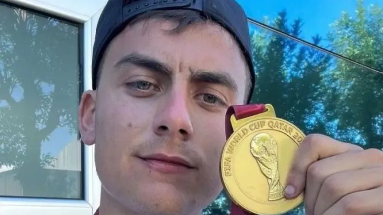 Dybala donó su medalla de campeón del mundo a la Roma de Italia