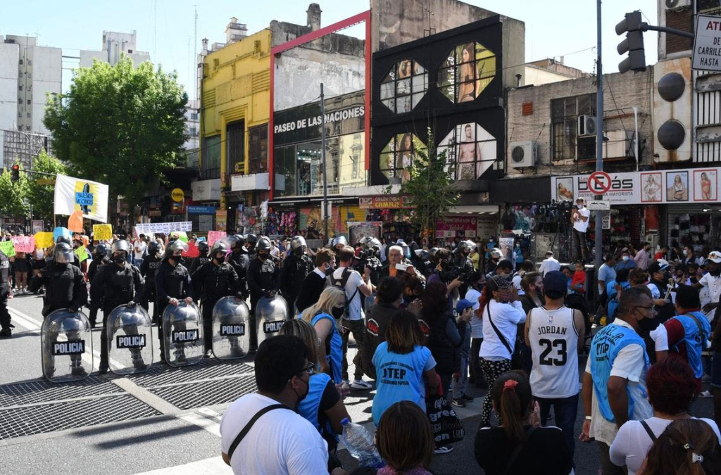 La zona comercial de Once amaneció vallada por mas de 20 allanamientos contra los «manteros»