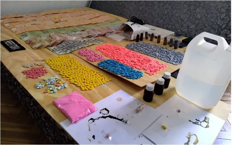 Procesan a una banda que vendía drogas sintéticas en fiestas electrónicas