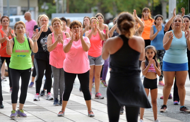 Yoga, funcional, danzas y más: cómo participar de las clases gratuitas en plazas y parques