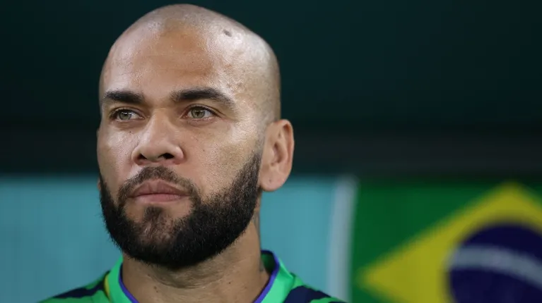 El futbolista Dani Alves fue denunciado por agresión sexual