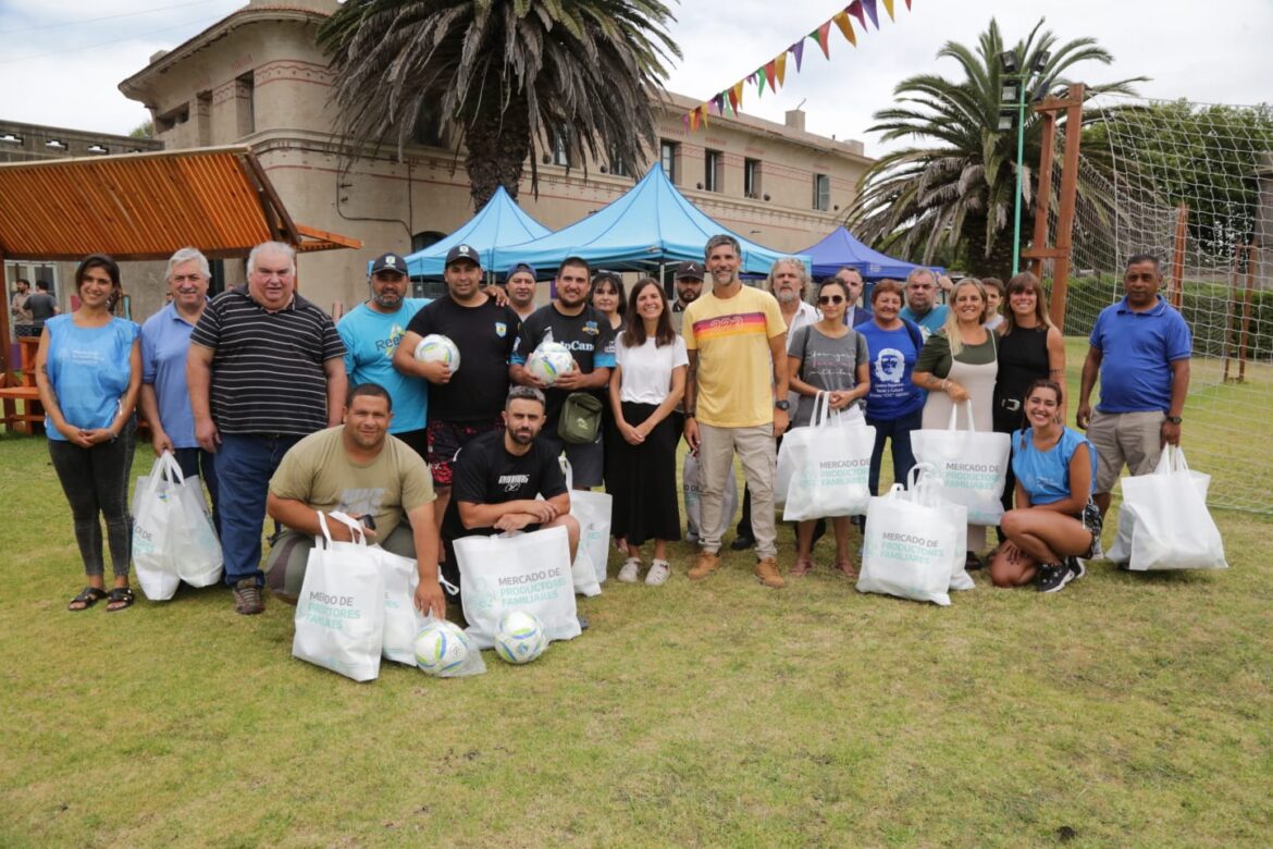 Fernanda Raverta participó de la entrega de material deportivo para clubes de barrios populares
