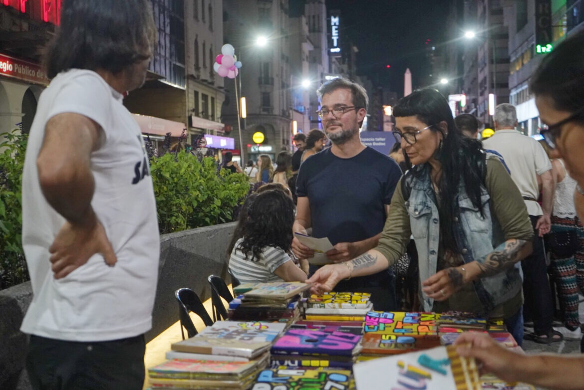 La Noche de las Librerías se realiza este año bajo el lema «40 años de democracia»