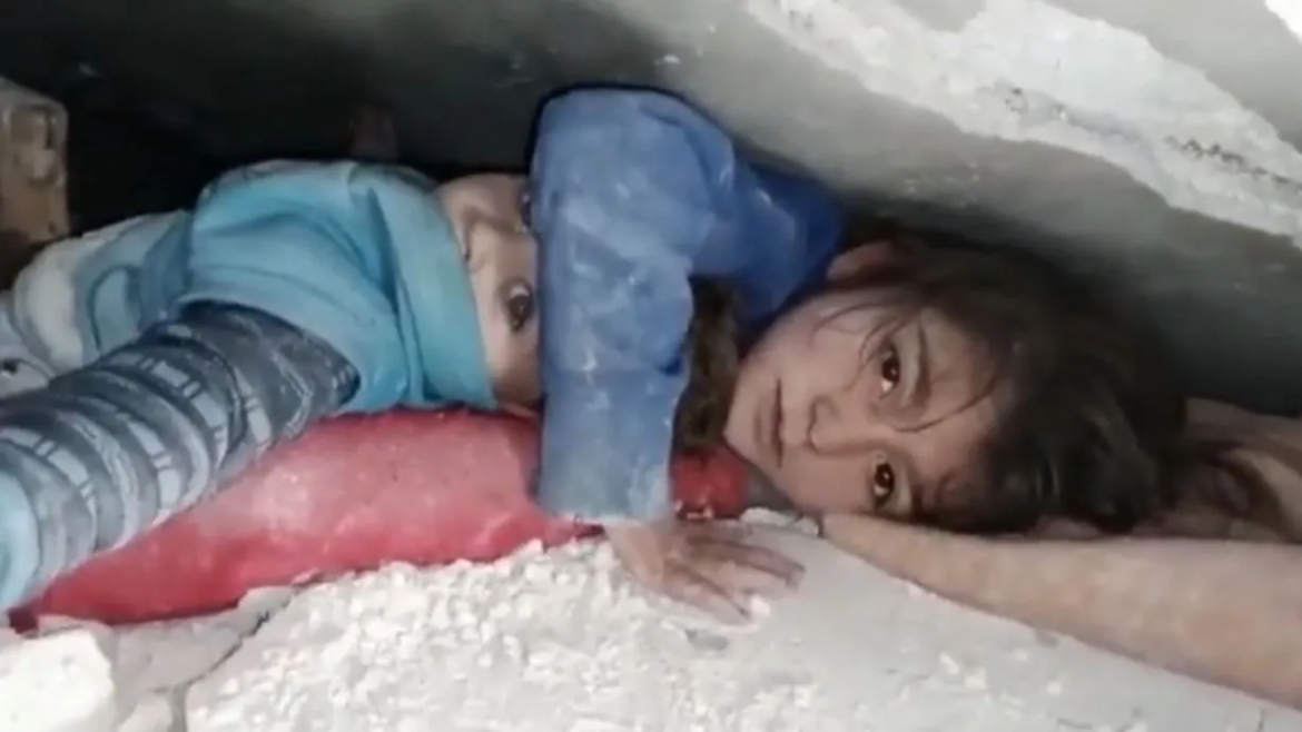 La foto que conmueve al mundo entero una nena protegió la cabeza de su hermano por 17 horas bajo los escombros