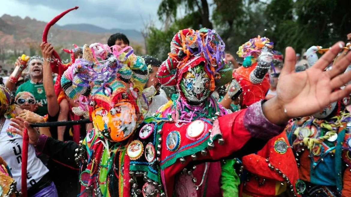 Multitudinarios festejos en Jujuy por el desentierro del mítico diablo carnavalero de la alegría