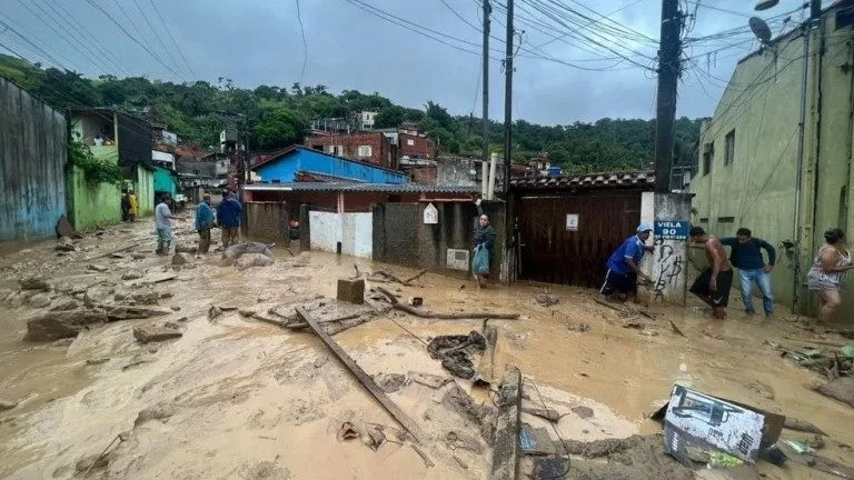 Al menos 36 muertos por derrumbes y temporales en balnearios de la costa de San Pablo