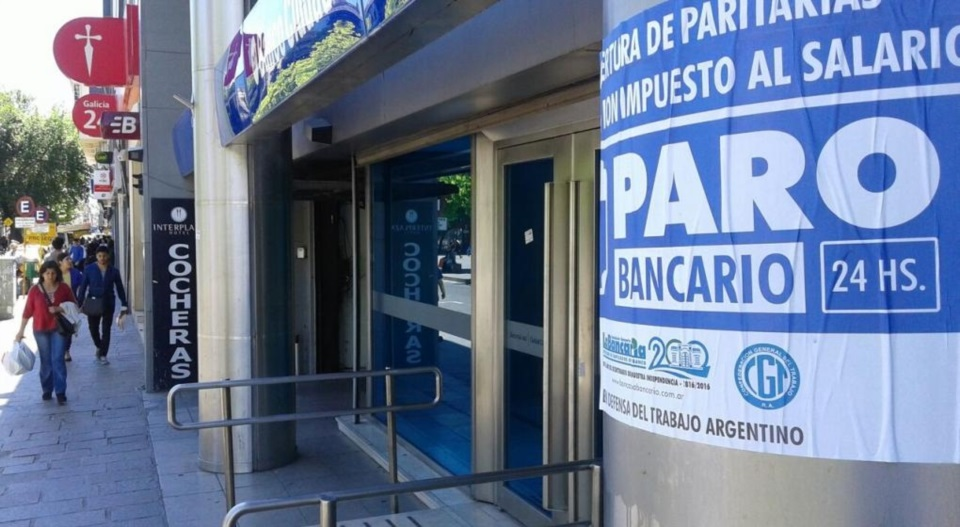 Trabajadores bancarios paran hoy por 24 horas en reclamo de aumento de salarios