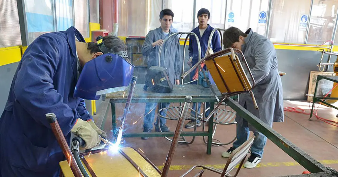 Educación amplió el FinEsTec para que más alumnos de escuelas técnicas finalicen el secundario