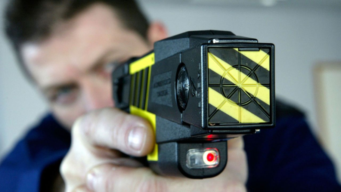 El Gobierno concretó la compra de 100 pistolas Taser para grupos especiales de las fuerzas federales